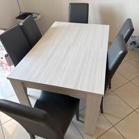 Tavolo allungabile e sedie
