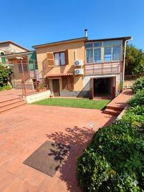 Villa di 230 m² con 4 locali e box auto doppio a E