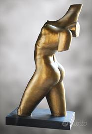 Irene il suo busto dorato.