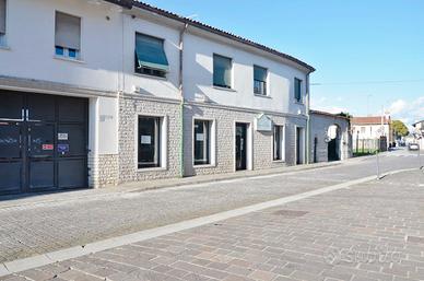 Staranzano: locale commerciale