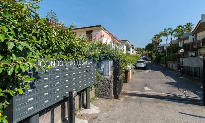 Locale Commerciale - Aci Castello