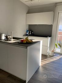 Cucina completa con elettrodomestici miele
