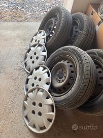 Cerchi in ferro Fiat con gomme.