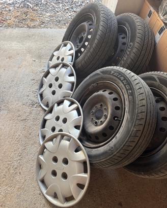 Cerchi in ferro Fiat con gomme.