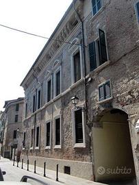 Palazzo / Stabile di 1000 m² a Brescia