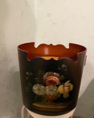 Vaso in legno dipinto a mano