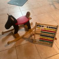 Dondolo di legno e pallottoliere