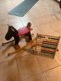 Dondolo di legno e pallottoliere