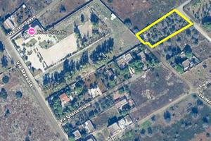 Terreno recintato con piccola costruzione