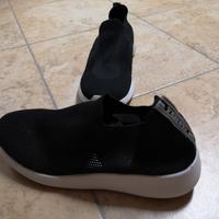 Scarpa tennis donna elasticizzata nera