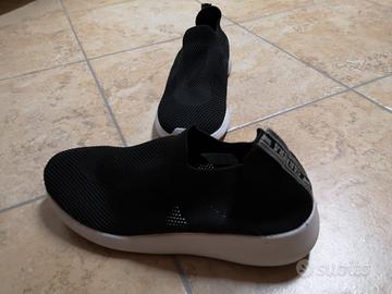 Scarpa tennis donna elasticizzata nera