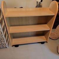 Libreria con ruote e bordi gommati
