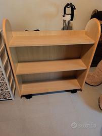 Libreria con ruote e bordi gommati