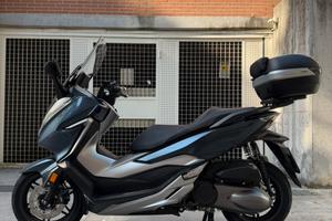 Honda Forza 300.
