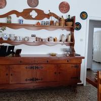 Credenza con piattaia