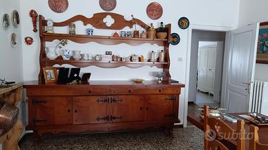 Credenza con piattaia