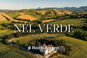 Casa indipendente di 300 m² con box auto a Arcevia