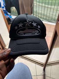 cappello Corteiz nero e bianco