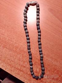 Collana con perline in pietra lavica