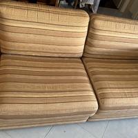 Divano in tessuto e legno teck