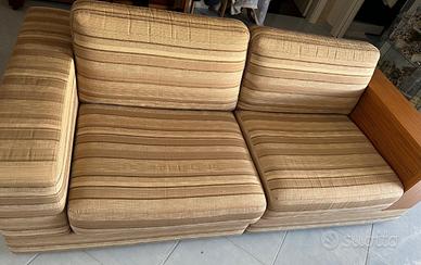 Divano in tessuto e legno teck