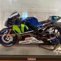Moto di Valentino Rossi Yamaha YZR - M1 scala1/4