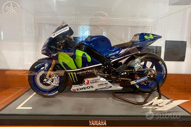 Moto di Valentino Rossi Yamaha YZR - M1 scala1/4