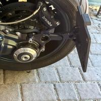 Triumph Rocket3 BritishLegend Porta targa + frecce