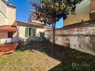 CASA INDIPENDENTE A CARRARA