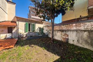 CASA INDIPENDENTE A CARRARA
