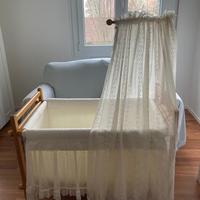 Culla in legno con velo ricamato