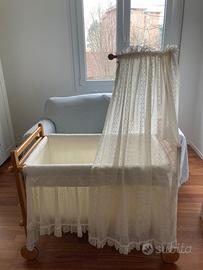 Culla in legno con velo ricamato