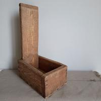 Rustica scatola in legno, realizzata a mano.