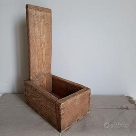 Rustica scatola in legno, realizzata a mano.