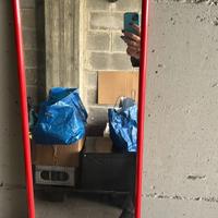 Specchio a muro con cornice rossa