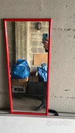 Specchio a muro con cornice rossa