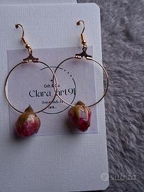 orecchini a cerchio con rosa