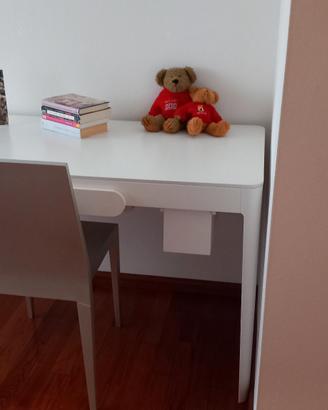 scrivania e sedia