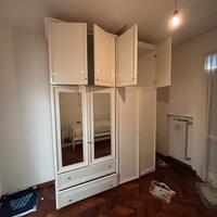 Armadio e scrivania con scaffali