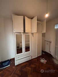 Armadio e scrivania con scaffali