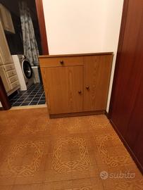 mobiletto con cassetto e due ante con ripiani