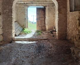 Ampio terreno con rustico in roccia