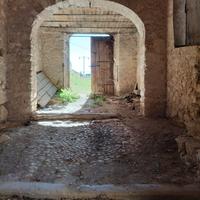 Ampio terreno con rustico in roccia