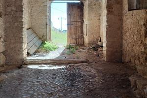 Ampio terreno con rustico in roccia