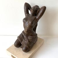 Scultura Pilar Mir in bronzo laminato