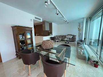 Jesolo-porzione di villa-piscina privata-centrale