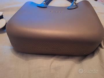 borsa o bag bronzo con manici lunghi