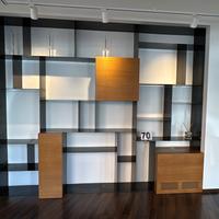 Libreria con contenitori