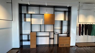 Libreria con contenitori