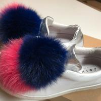 Sneaker bianca con pon pon